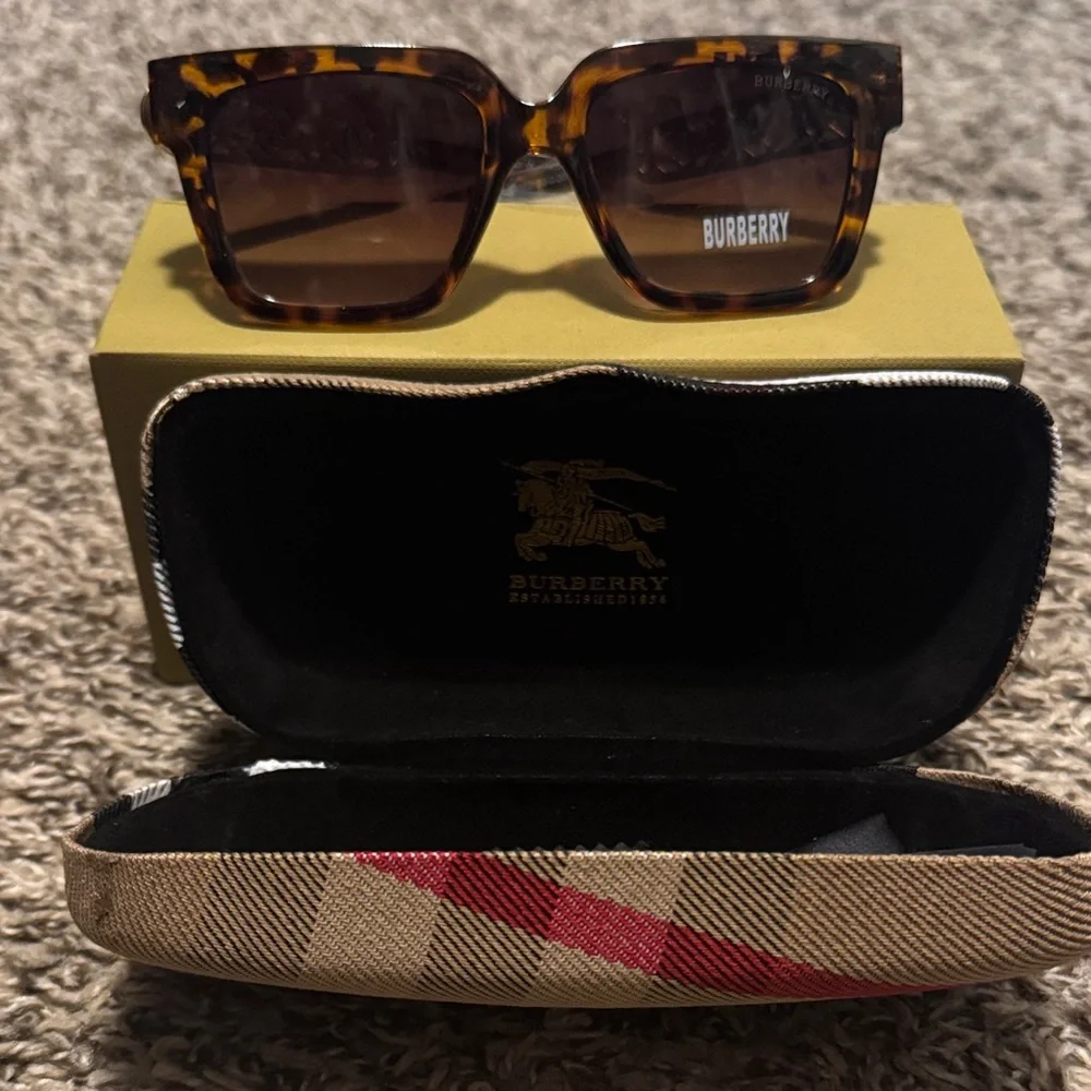 Fashion Tortoise Shell Sunglasses - Picture 3 of 7